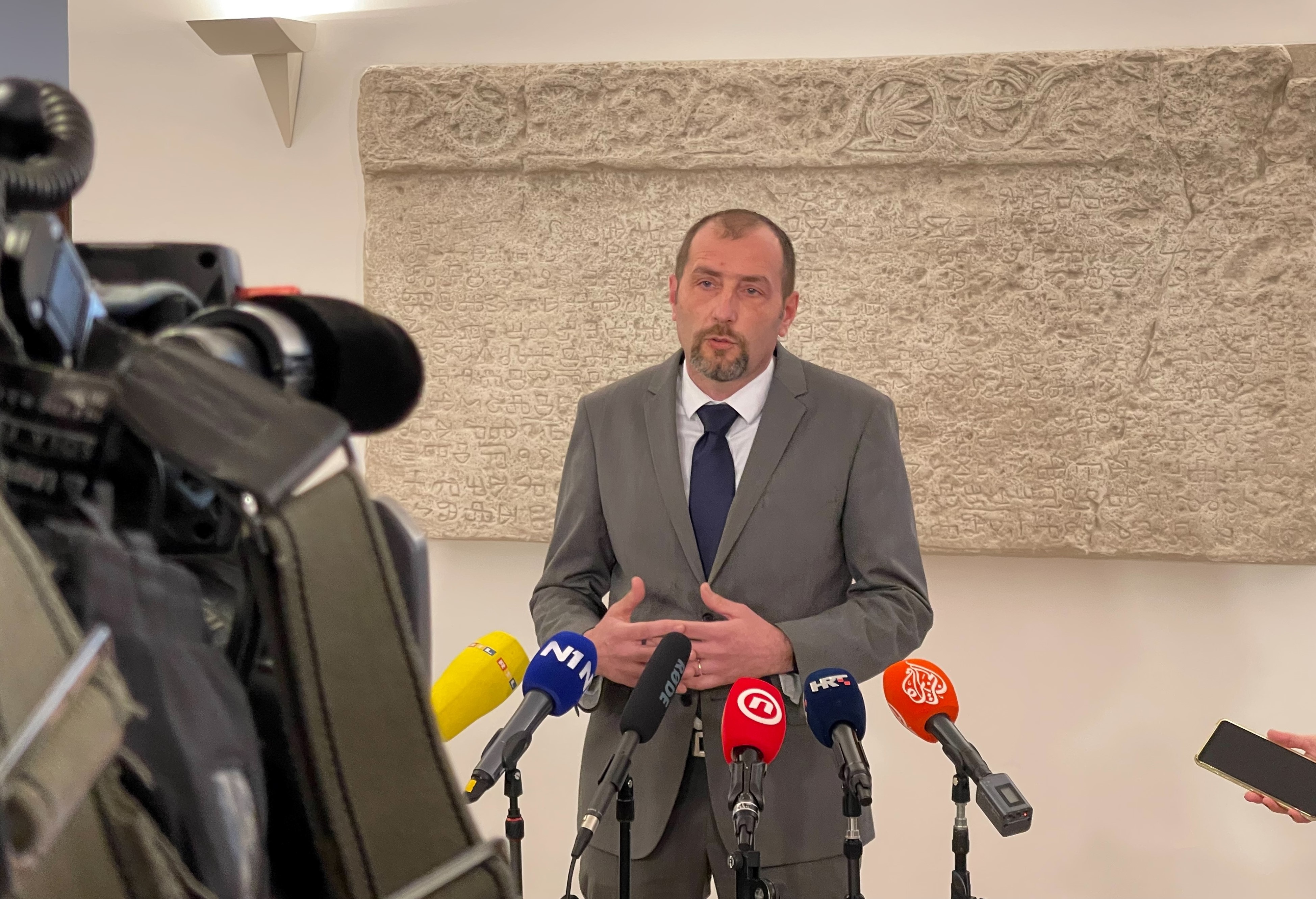 Paus: Neprihvatljivo je da o promjenama Izbornog zakona odlučuje vladajuća stranka samostalno, iza zatvorenih vrata